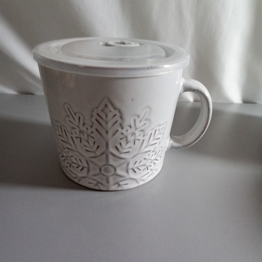 Robert Stanley White Snowflake Ceramic Soup Mug with Vented Date Dial Lid